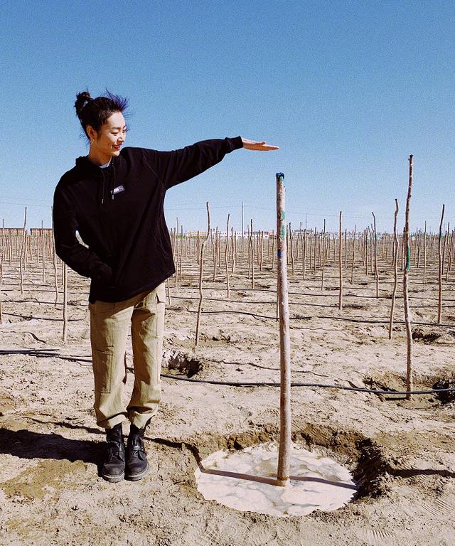 超模刘雯积极参与植树变身“公益雯”，实力穿搭使沙漠变秀场！