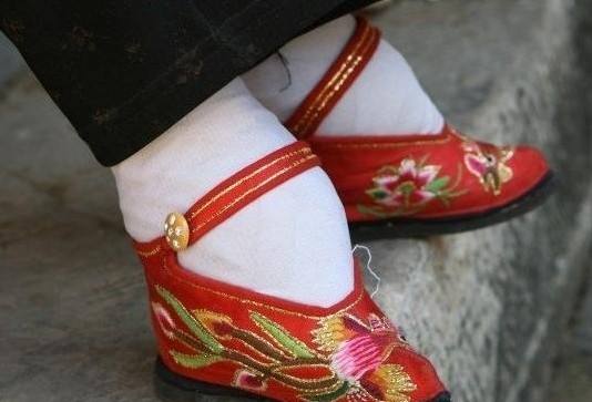 为什么到宋朝女人要裹脚，古代女人裹脚的原因是因为流行吗