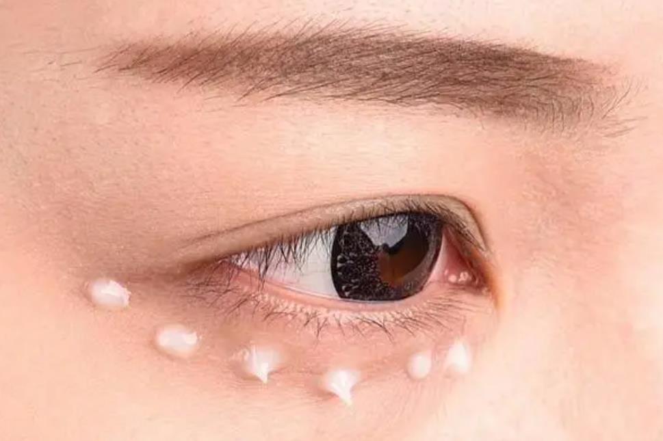 抗皱眼霜眼贴有用吗，眼部皱纹用眼贴效果好吗