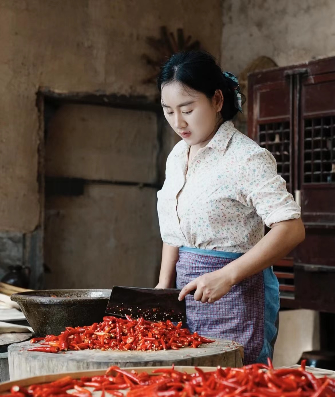 成熟中年农村女性居家照图片