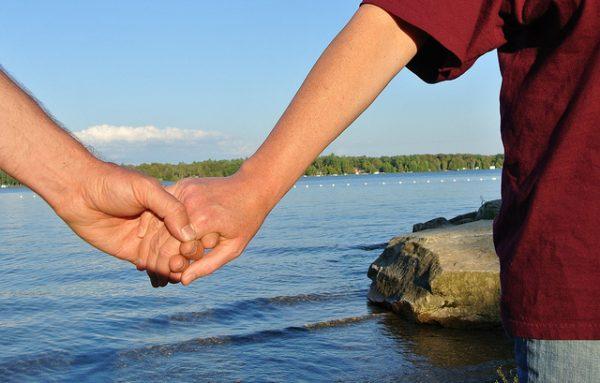 夫妻情侣间最基本的「牵手」方式，透露的背后含义都浪漫到不行！