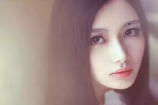 女人眉眼外,左眼角,長痣花心