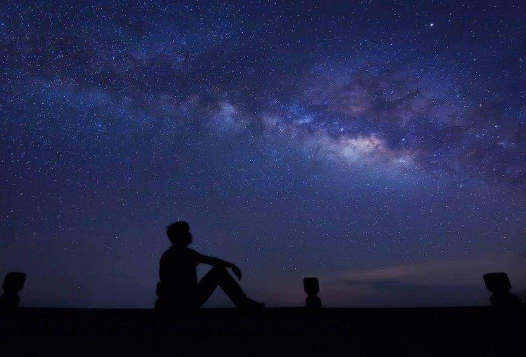 孤独一人仰望天空图片