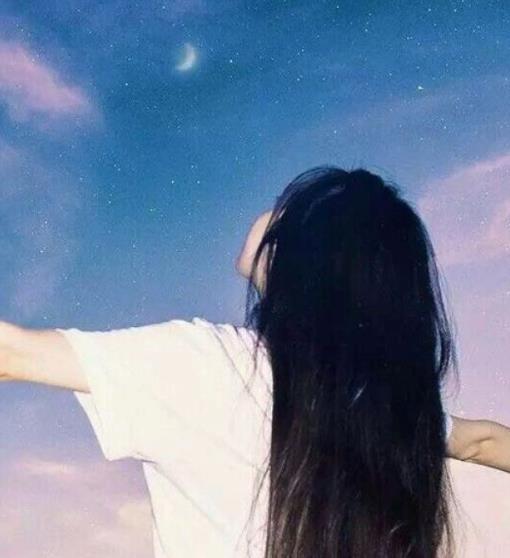 孤独一人仰望天空照片图片