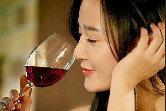 女士喝红酒正确姿势图片