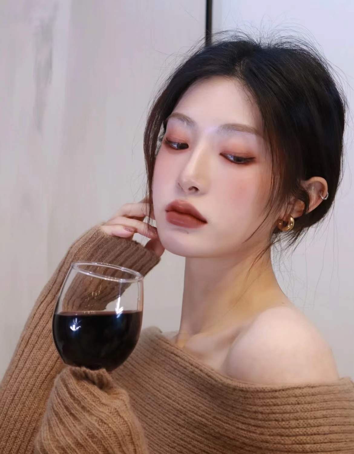 气质女人拿酒杯图片图片