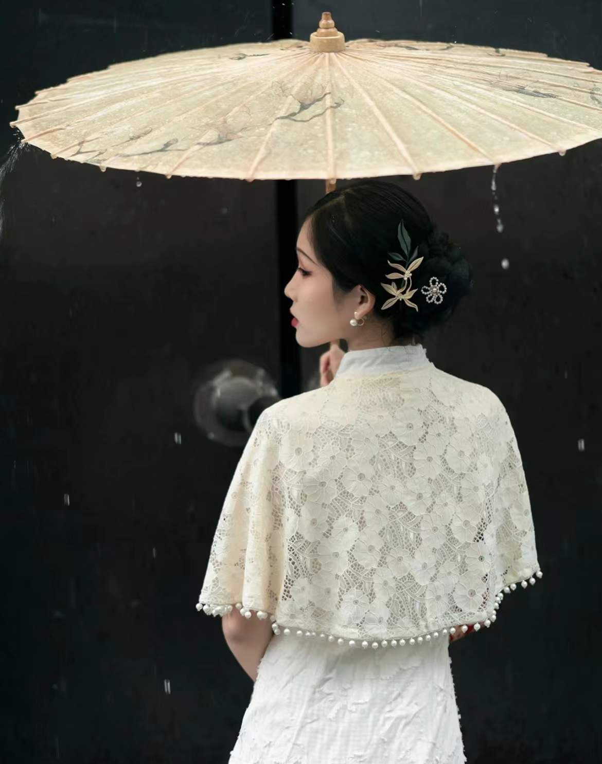 江南烟雨撑伞图图片