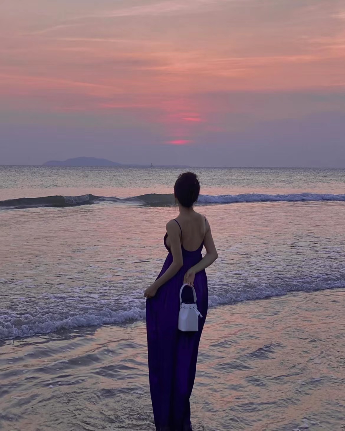 海边气质美女背影头像,女人孤独站在海边背影