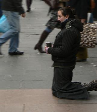 漂亮女乞丐流浪图片