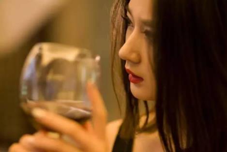 女人手握酒杯图片伤感